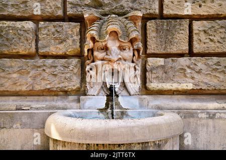 Mannheim, Germania - Settembre 2022: Testa di gargoyle che sputano l'acqua al giro dell'acqua denominato 'Wasserturm' Foto Stock