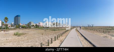 Figueira da Foz Portogallo 08 07 2021: Splendida vista panoramica di Figueira da Foz, spiaggia Claridade con passaggi pedonali e principale viale del Brasile, lungo Foto Stock