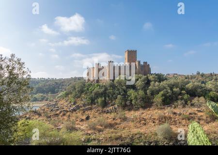 Santarém Portogallo - 08 09 2022: Vista al Castello di Almourol è un castello medievale in cima all'isolotto di Almourol nel mezzo del fiume Tago Foto Stock