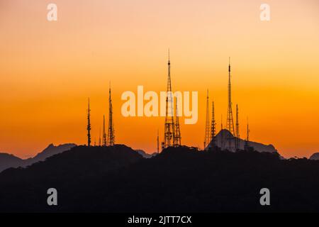 silhouette di antenne di comunicazione sulla collina di sumare a rio de janeiro. Foto Stock