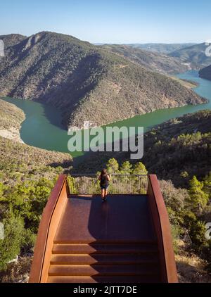 Punto di vista di Ujo sul meandro del fiume Tura, nella regione del Douro Foto Stock