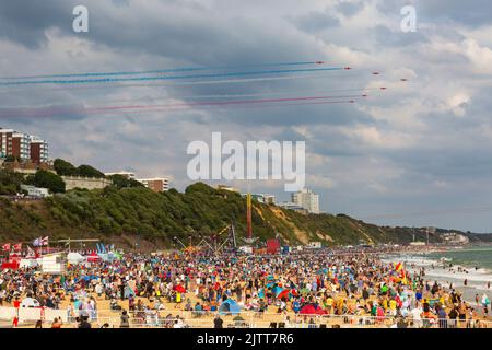 Bournemouth, Dorset UK. 1st settembre 2022. Migliaia di persone sono destinate a scendere a Bournemouth nei prossimi quattro giorni per lo speciale Platinum Jubilee Bournemouth Air Festival, che si svolge oggi e ha ricevuto la benedizione della Regina, con un'intensa attività nei cieli, in mare e sulla terra. Le nazioni preferite, le frecce rosse RAFAT si esibiscono, con la folla sulla spiaggia che guarda - a partire da sette aerei prima che Red 6 abbia avuto problemi tecnici e la visualizzazione è stata sospesa. Credit: Carolyn Jenkins/Alamy Live News Foto Stock