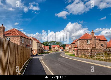 Una piccola tenuta di nuove case semi-indipendenti in un cul-de-sac nel villaggio di West Winch vicino a King's Lynn a Norfolk. Foto Stock
