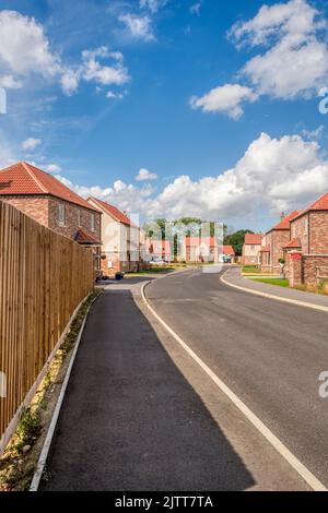Una piccola tenuta di nuove case semi-indipendenti in un cul-de-sac nel villaggio di West Winch vicino a King's Lynn a Norfolk. Foto Stock