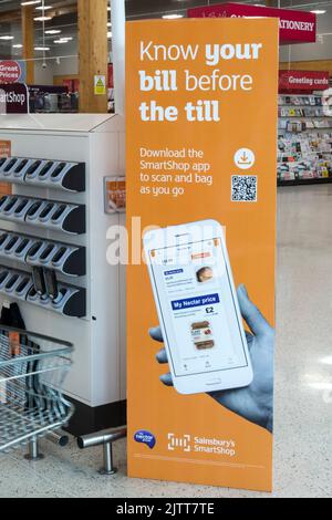 L'app smartshop di Sainsbury consente agli acquirenti di vedere il totale di quanto hanno speso prima di raggiungere la cassa. Foto Stock