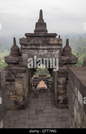Antico tempio buddista di Borobudur fuori Jogjakarta (Yogyakarta), Giava, Indonesia, Asia. Foto Stock