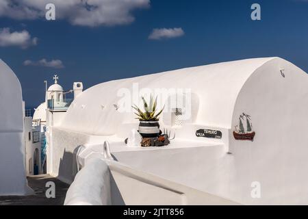 Pittoresca villa greca imbiancata Trieris costruita nel in1790 lungo uno stretto sentiero a Thira / Fira, Santorini, isole Cicladi, Grecia, Europa Foto Stock