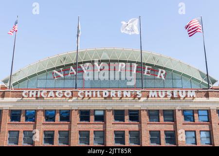 Navy Pier è uno dei luoghi di interesse turistico più popolari di Chicago, che offre ristoranti e divertimenti. Foto Stock