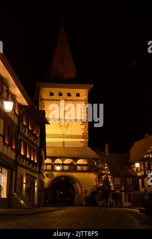 Gengenbach, Germania - 13 dicembre 2020: Torre dell'orologio ai margini della città vecchia in una notte di caduta a Gengenbach, Germania. Foto Stock