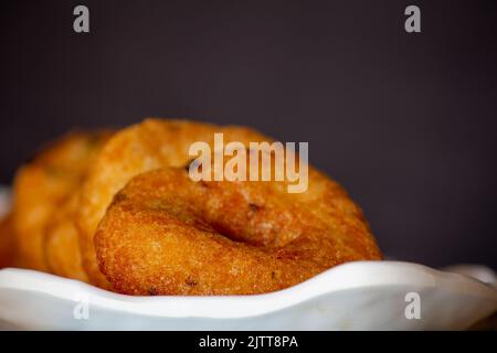 La vista del Medu vada, conosciuto anche come Ulundu Vadai, è una ricetta popolare e tradizionale del Tamil Nadu fatta con URAD dal. Foto Stock