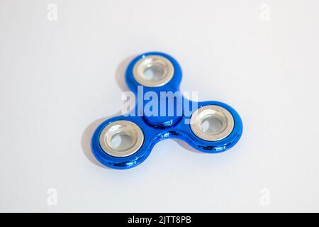 giocattolo a mano noto come spinner a mano di colore blu, molto popolare in brasile. Foto Stock