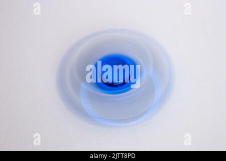 giocattolo a mano noto come spinner a mano di colore blu, molto popolare in brasile. Foto Stock