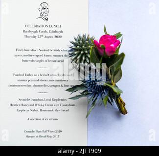 Scheda menu con autoritratto doodle opera di Sir Sean Connery e bottonhole bouquet dato agli ospiti al suo pranzo commemorativo il 25th 2022 agosto (due anni dopo la sua morte il suo compleanno) tenuto a Barnbougle Castle da Lady Micheline Connery, famiglia e amici a Dalmeny Estate, Scozia, Regno Unito Foto Stock