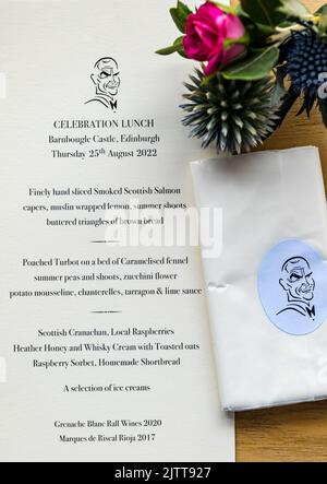 Scheda menu con autoritratto doodle opera di Sir Sean Connery e bottonhole bouquet dato agli ospiti al suo pranzo commemorativo il 25th 2022 agosto (due anni dopo la sua morte il suo compleanno) tenuto a Barnbougle Castle da Lady Micheline Connery, famiglia e amici a Dalmeny Estate, Scozia, Regno Unito Foto Stock