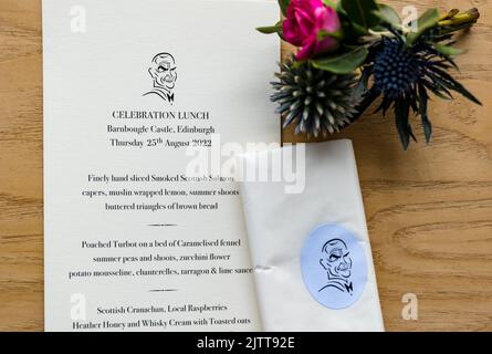 Scheda menu con autoritratto doodle opera di Sir Sean Connery e bottonhole bouquet dato agli ospiti al suo pranzo commemorativo il 25th 2022 agosto (due anni dopo la sua morte il suo compleanno) tenuto a Barnbougle Castle da Lady Micheline Connery, famiglia e amici a Dalmeny Estate, Scozia, Regno Unito Foto Stock