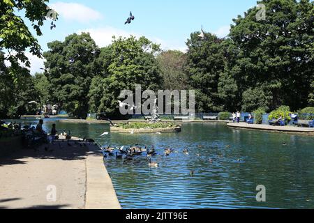 Il lago per la nautica nel Lister Park, il più grande parco di Bradford e nella zona di Manningham, nel West Yorkshire, Regno Unito Foto Stock