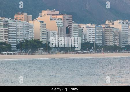 spiaggia vuota di copacabana, durante la seconda ondata della pandemia coronovirus a rio de janeiro brasile. Foto Stock