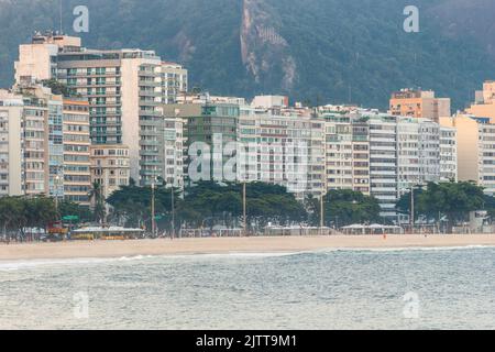 spiaggia vuota di copacabana, durante la seconda ondata della pandemia coronovirus a rio de janeiro brasile. Foto Stock