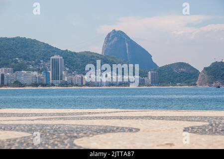 spiaggia vuota di copacabana, durante la seconda ondata della pandemia coronovirus a rio de janeiro brasile. Foto Stock