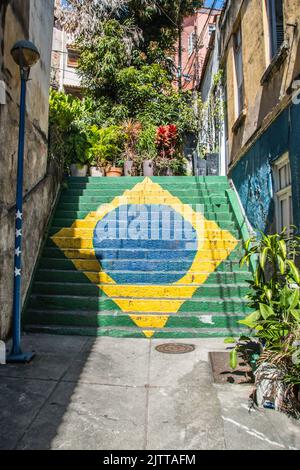 Bandiera del Brasile dipinta su una scala sulla collina della Concezione nel centro di Rio de Janeiro. Foto Stock