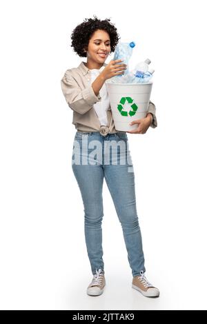 sorridente giovane donna cernita rifiuti di plastica Foto Stock