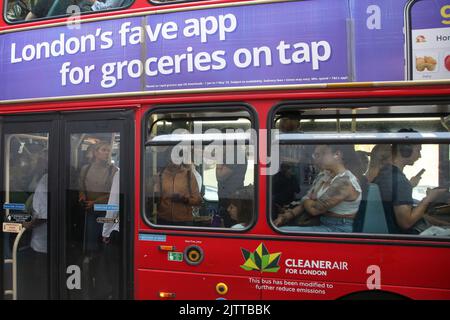 Londra, Regno Unito. 19th ago, 2022. I pendolari viaggiano su un autobus di trasporto di Londra. (Credit Image: © Dinendra Haria/SOPA Images via ZUMA Press Wire) Foto Stock