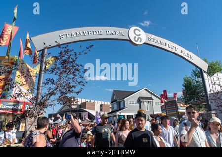 Calgary, Alberta, Canada - 16 luglio 2022: Una folla di persone entra nello Stampede Park, il carnevale a metà strada e l'area giochi Foto Stock