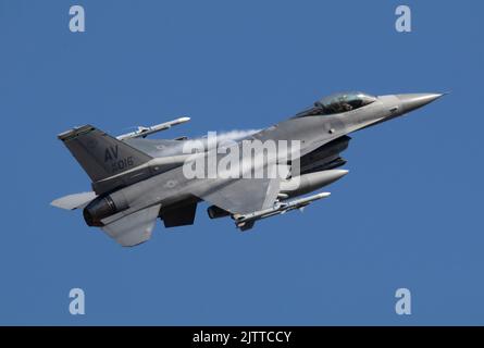 AF 89-016 USAF Lockheed Martin (General Dynamics) F-16cm-40-CF Fighting Falcon c/n 1C-290 '31 OG' atterrando a Runway 07 RAF Lakenheath, 31st agosto 202 Foto Stock