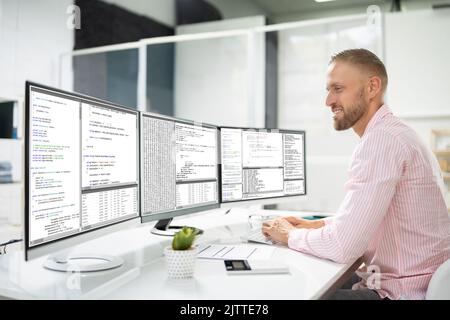 Programmatore di computer che scrive il codice di programma sul computer in Office Foto Stock