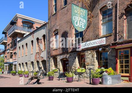 Bellingham, WA, USA - 30 agosto 2022; edifici e opere d'arte al Fairhaven Village Green di Bellingham Foto Stock