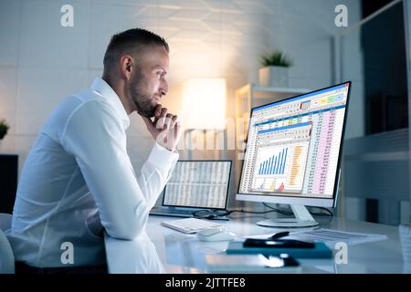 Analista che lavora con Spreadsheet Business Data sul computer Foto Stock