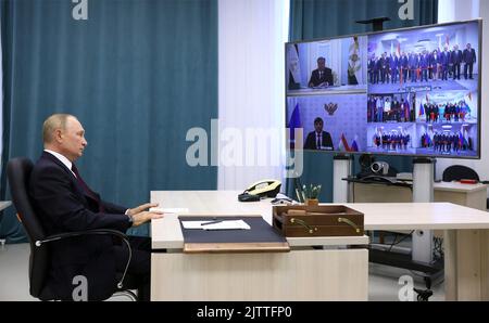 Kaliningrad, Russia. 01st Set, 2022. Il presidente russo Vladimir Putin si unisce al presidente del Tagikistan Emomali Rahmon in una cerimonia di apertura remota presso cinque scuole di istruzione generale con istruzione in russo in cinque città tagiche tramite videoconferenza, il 1 settembre 2022 a Kaliningrad, Russia. Credit: Gavriil Grigorov/Kremlin Pool/Alamy Live News Foto Stock