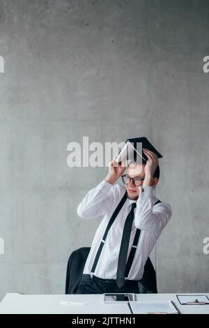 ritratto dell'uomo spaventato da un dipendente a bassa stima di sé Foto Stock