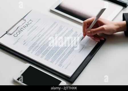 decisione esecutivo leader donna firma contratto Foto Stock