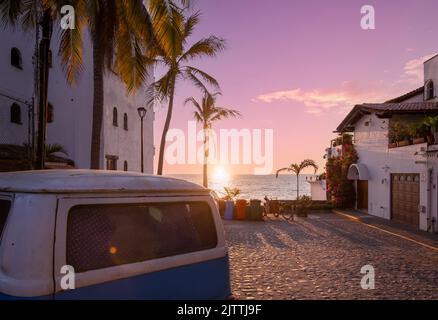 Messico, spiagge di Puerto Vallarta, tramonti e viste panoramiche dell'oceano vicino a Malecon e alla zona di Golden Beach. Foto Stock