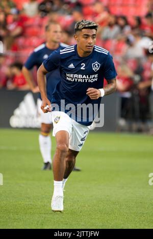 Toronto, Canada. 31st ago, 2022. Julian Araujo (2) in azione durante la partita MLS tra il Toronto FC e LA Galaxy al BMO Field di Toronto. Il gioco è terminato nel 2-2 (Foto di Angel Marchini/SOPA Images/Sipa USA) Credit: Sipa USA/Alamy Live News Foto Stock