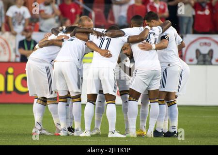 Toronto, Canada. 31st ago, 2022. I giocatori DI LA Galazy si accoccolano prima della partita di MLS tra il Toronto FC e LA Galaxy al BMO Field di Toronto. Il gioco è terminato nel 2-2 (Foto di Angel Marchini/SOPA Images/Sipa USA) Credit: Sipa USA/Alamy Live News Foto Stock