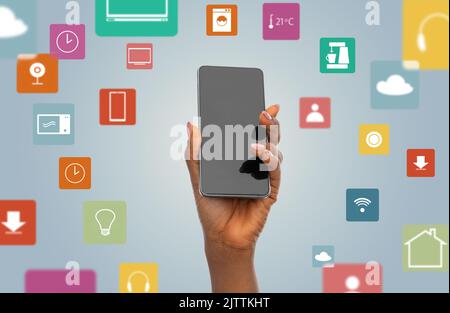 consegnate lo smartphone sulle icone delle app mobili virtuali Foto Stock