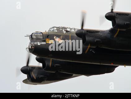 Il volo in memoria della battaglia della Gran Bretagna Avro Lancaster Bomber 'PA474 City of Lincoln' decolora dalla RAF Coningsby sulla strada per l'Eastbourne Airshow Foto Stock