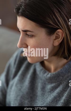 primo piano di una donna triste che piange a casa Foto Stock