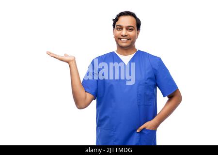 medico indiano maschio che tiene qualcosa a portata di mano Foto Stock