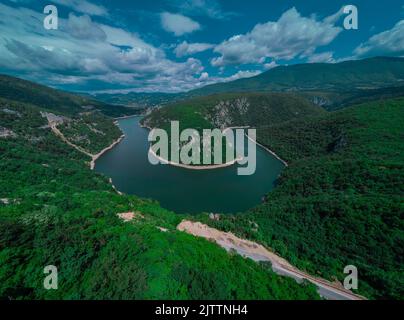 Curva o meandro sul fiume Vrbas, panorama dei droni, vicino a Banja Luka in bosnia ed erzegovina in una mattinata di sole con nuvole di puffyy. Foto Stock