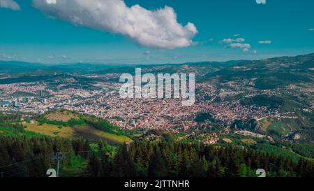 Panorama aereo dei droni della città di Sarajevo in una giornata estiva. Vista da un punto panoramico vicino alla stazione superiore della gondola o della funivia. Foto Stock