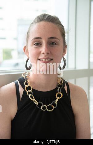 Londra, Regno Unito. 1st Set, 2022. Sei gemme giovani brillanti brillano al Retail Jeweller UK Jewellery Festival 2022. Il 17th Bright Young Gems è una piattaforma industriale per nuovi talenti. Mary Chan, con pezzi cinetici, Aleyna Badat reinterpretato il tradizionale corsetto, Kathy Chan ha preso ispirazione dalle varietà di riso, Rachel Adam ha combinato l'argento riciclato con rifili di zoccoli di cavallo di origine etica.Xinyi Chen riciclò componenti elettronici per attraversare il confine tra fisico e digitale, Yanmin Zhao portò la pietra Taihu della leggenda in una spilla di giada. Credit: Peter Hogan/Alamy Live News Foto Stock