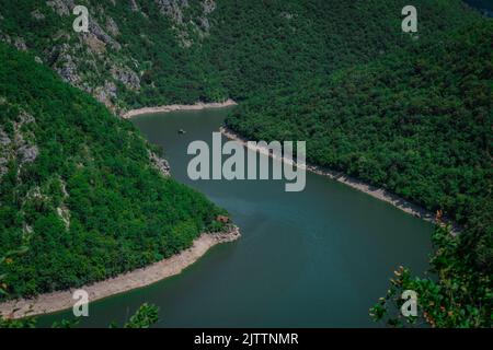 Fiume Vrbas subito dopo il grande meandro o curva, vicino a Banja Luka in bosnia ed erzegovina in una mattinata di sole con nuvole di puffyy. Foto Stock