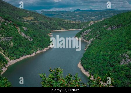 Fiume Vrbas subito dopo il grande meandro o curva, vicino a Banja Luka in bosnia ed erzegovina in una mattinata di sole con nuvole di puffyy. Foto Stock