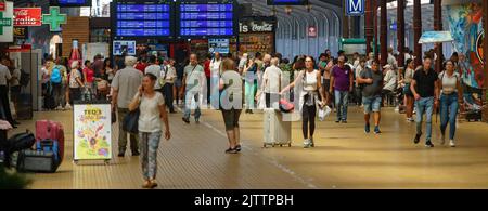 Bucarest, Romania - 25 agosto 2022: Persone sulla piattaforma centrale della Stazione ferroviaria Nord. Foto Stock