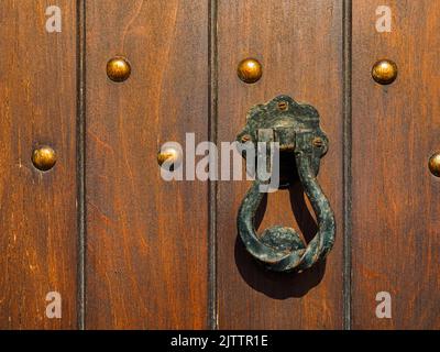 Vecchia porta di legno con la porta di metallo respingente Foto Stock