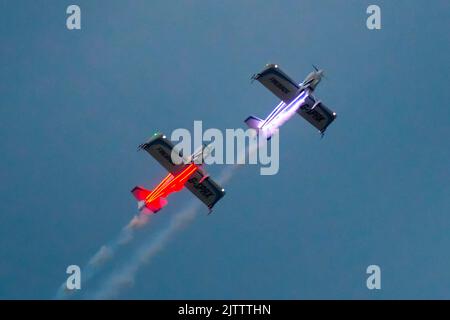 Bournemouth, Dorset, Regno Unito. 1st settembre 2022. I Firebirds illuminati con luci al neon che si esibiscono durante lo spettacolo notturno al crepuscolo il primo giorno del Bournemouth Air Festival a Bournemouth in Dorset. Picture Credit: Graham Hunt/Alamy Live News Foto Stock