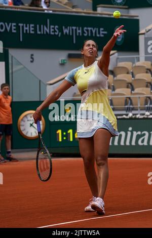 Tennista professionista Madison Keys degli Stati Uniti in azione durante il suo turno 4 partita al Roland Garros 2022 a Parigi, Francia Foto Stock